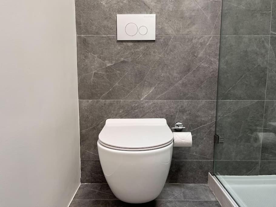 New Ample And Cozy One Bedroom Apt In Brooklyn At Rem-Casa New York Bagian luar foto